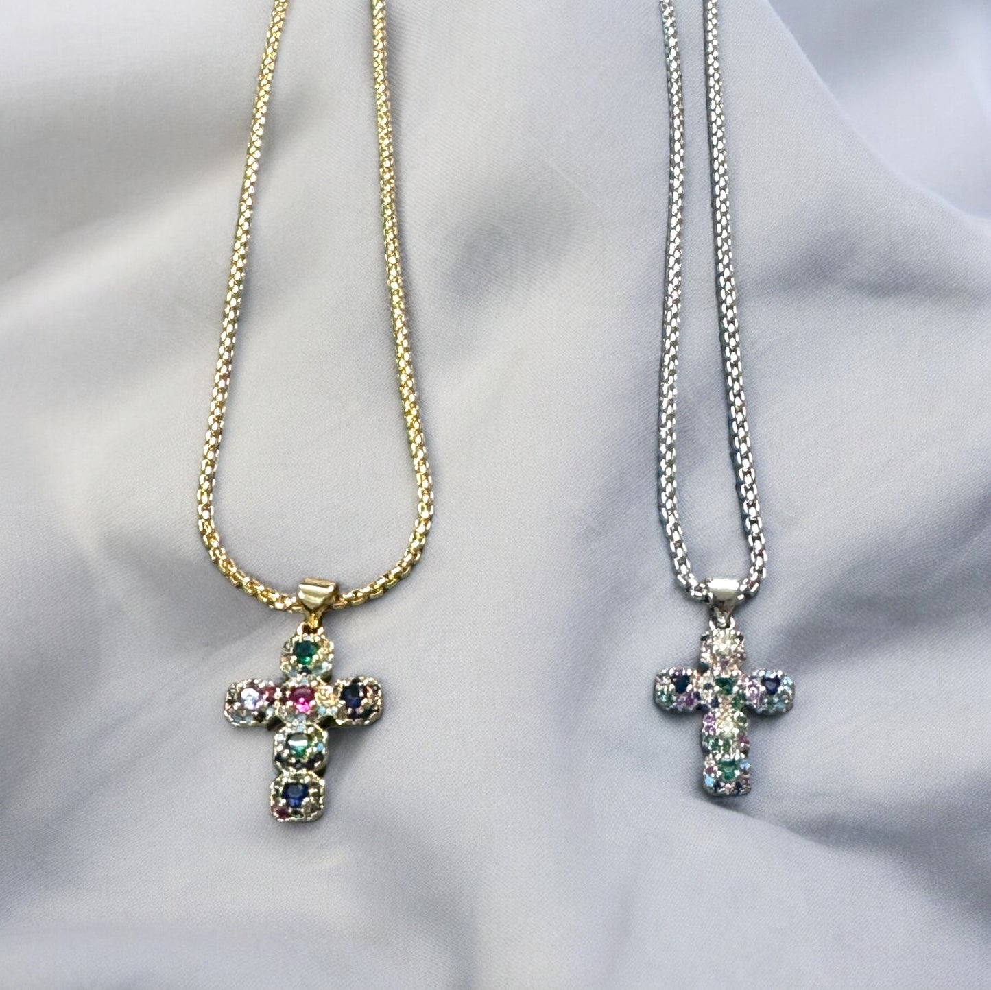 Cadena eslabon box con cruz pequeña piedras de colores