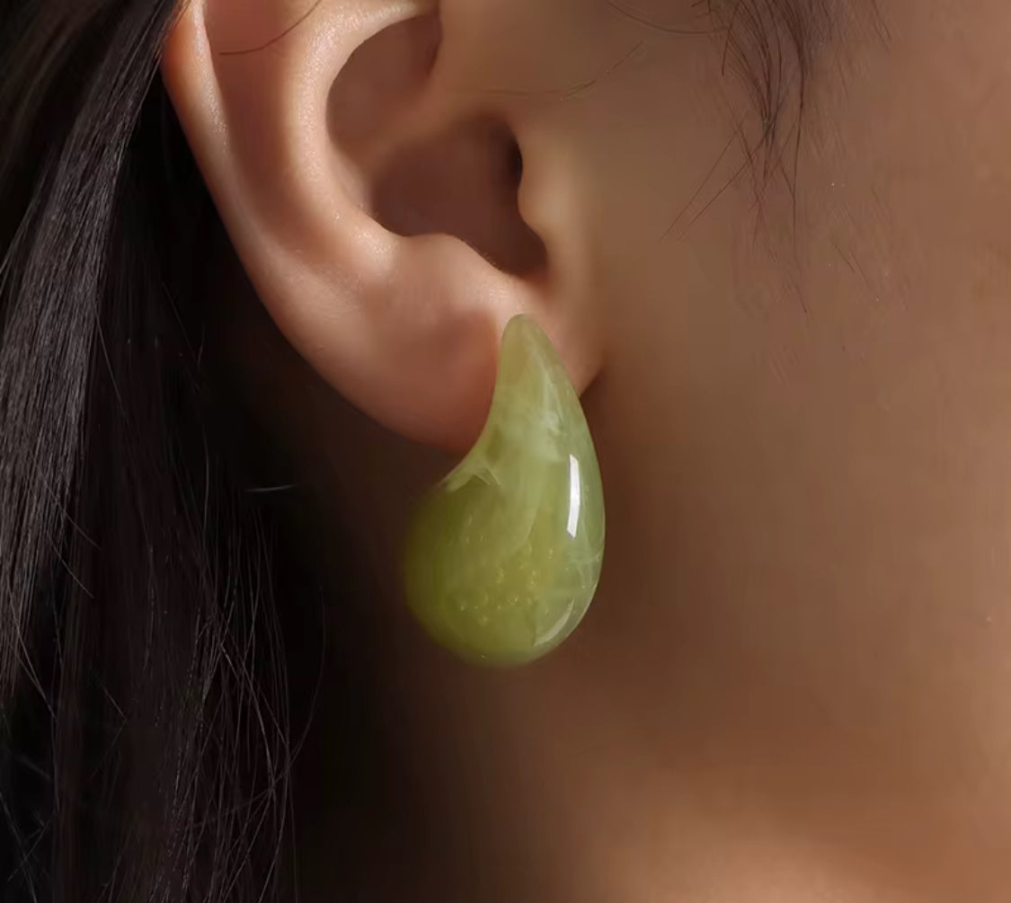 Aretes “Gotas Marmoleadas” – Colores Vibrantes para Brillar