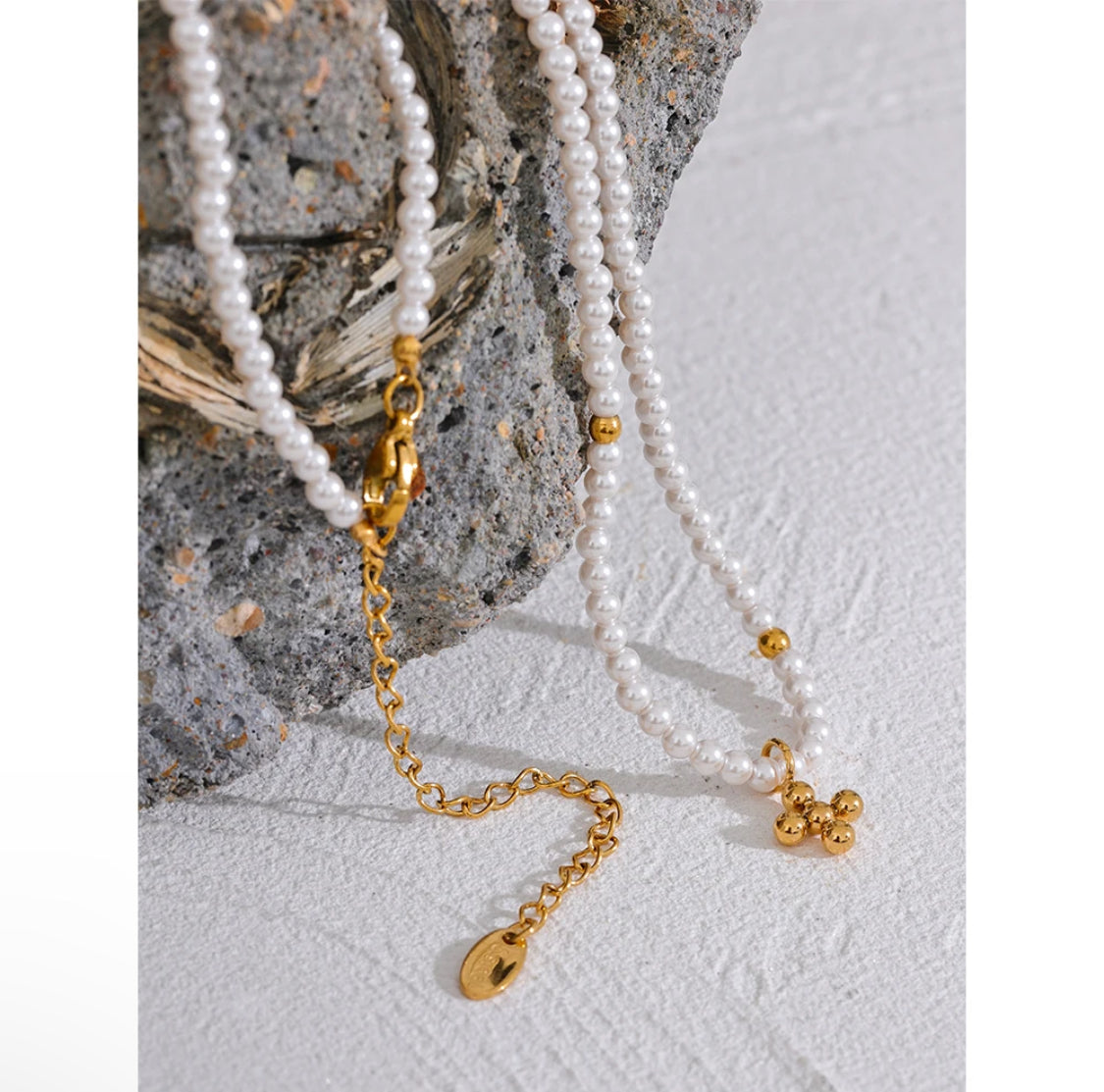 Collar de perlas con balines en acero y una cruz