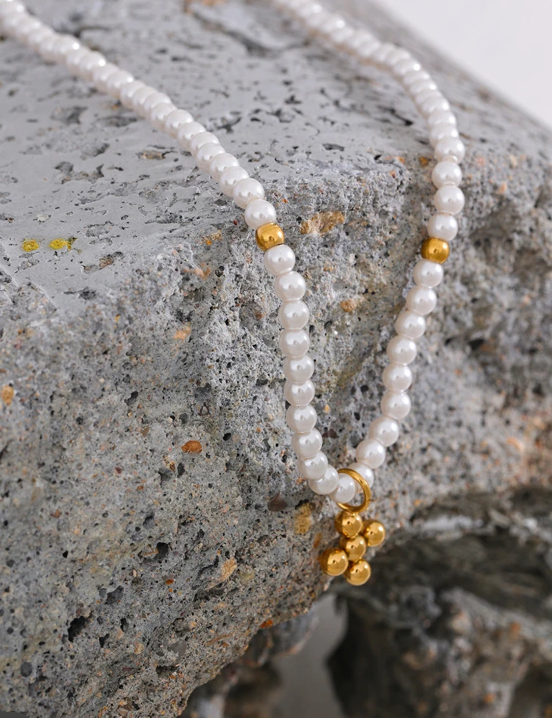 Collar de perlas con balines en acero y una cruz