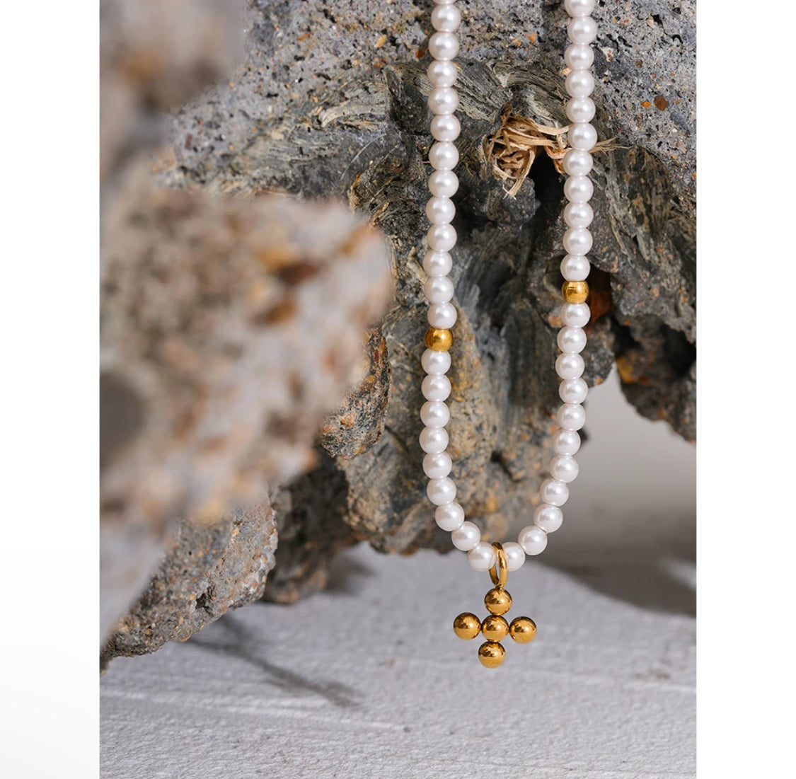 Collar de perlas con balines en acero y una cruz