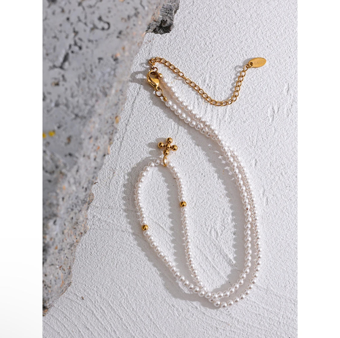Collar de perlas con balines en acero y una cruz