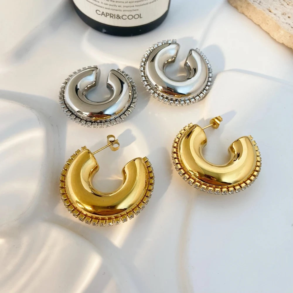 Aretes chunky con linea de brillantes