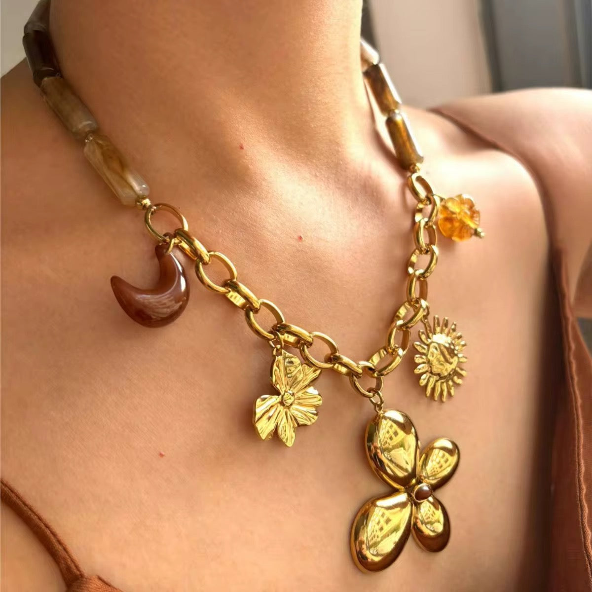 Collar Flor de Luna Taupe ✨🌙