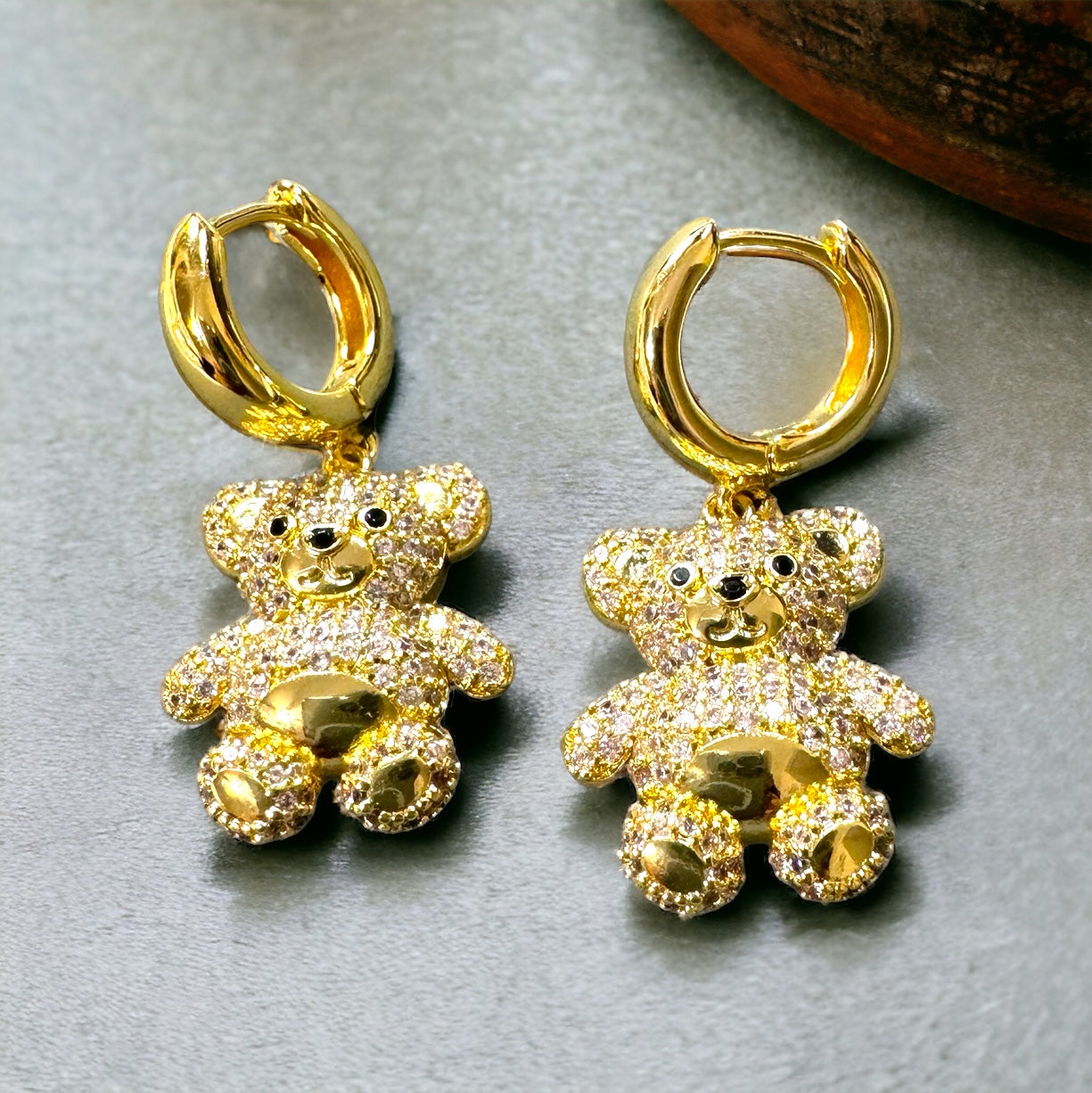 Aretes tipo argolla con osito colgante