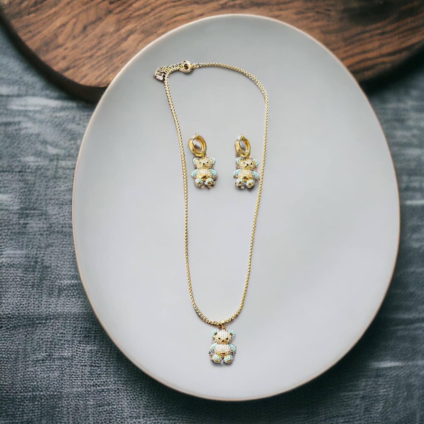 Aretes tipo argolla con osito colgante