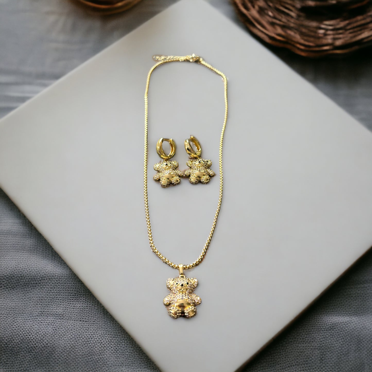Aretes tipo argolla con osito colgante