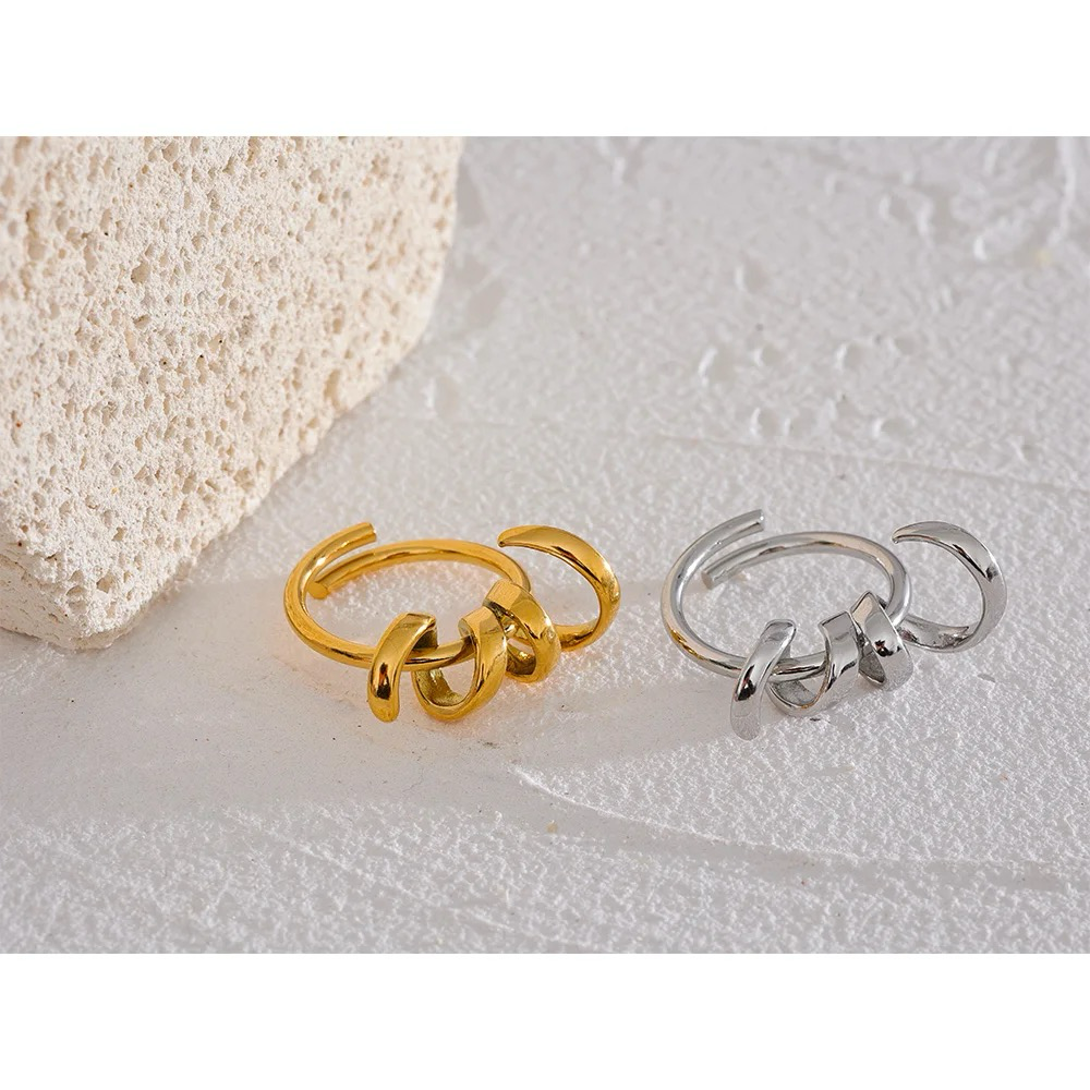 Set Dual Elegance: Arete y Anillo en Acero Inoxidable