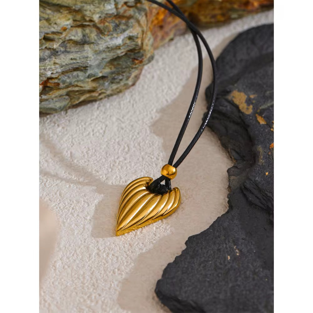 Collar, corazón dorado ébano