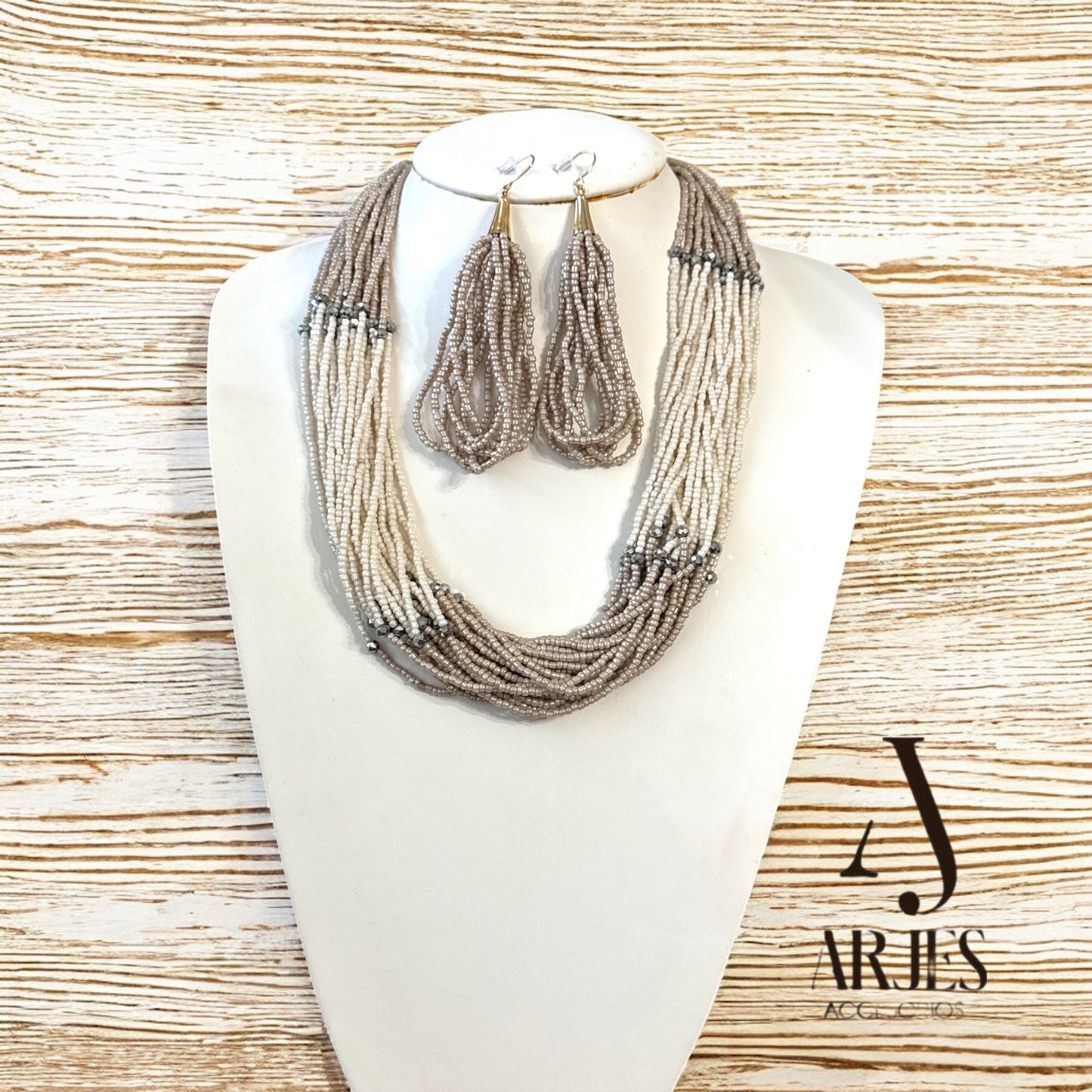 Set Sahara – Collar y Aretes en Cuentas Multicapas Hecho a Mano