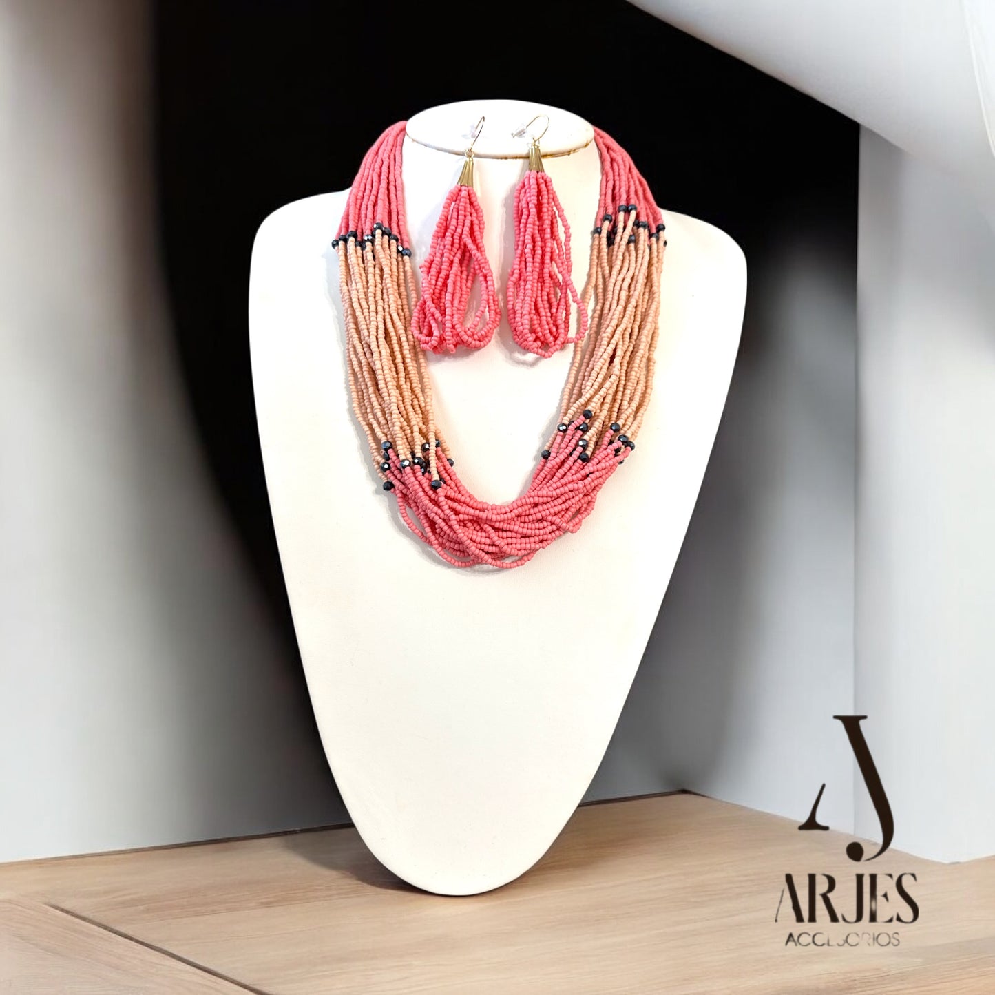 Set Sahara – Collar y Aretes en Cuentas Multicapas Hecho a Mano