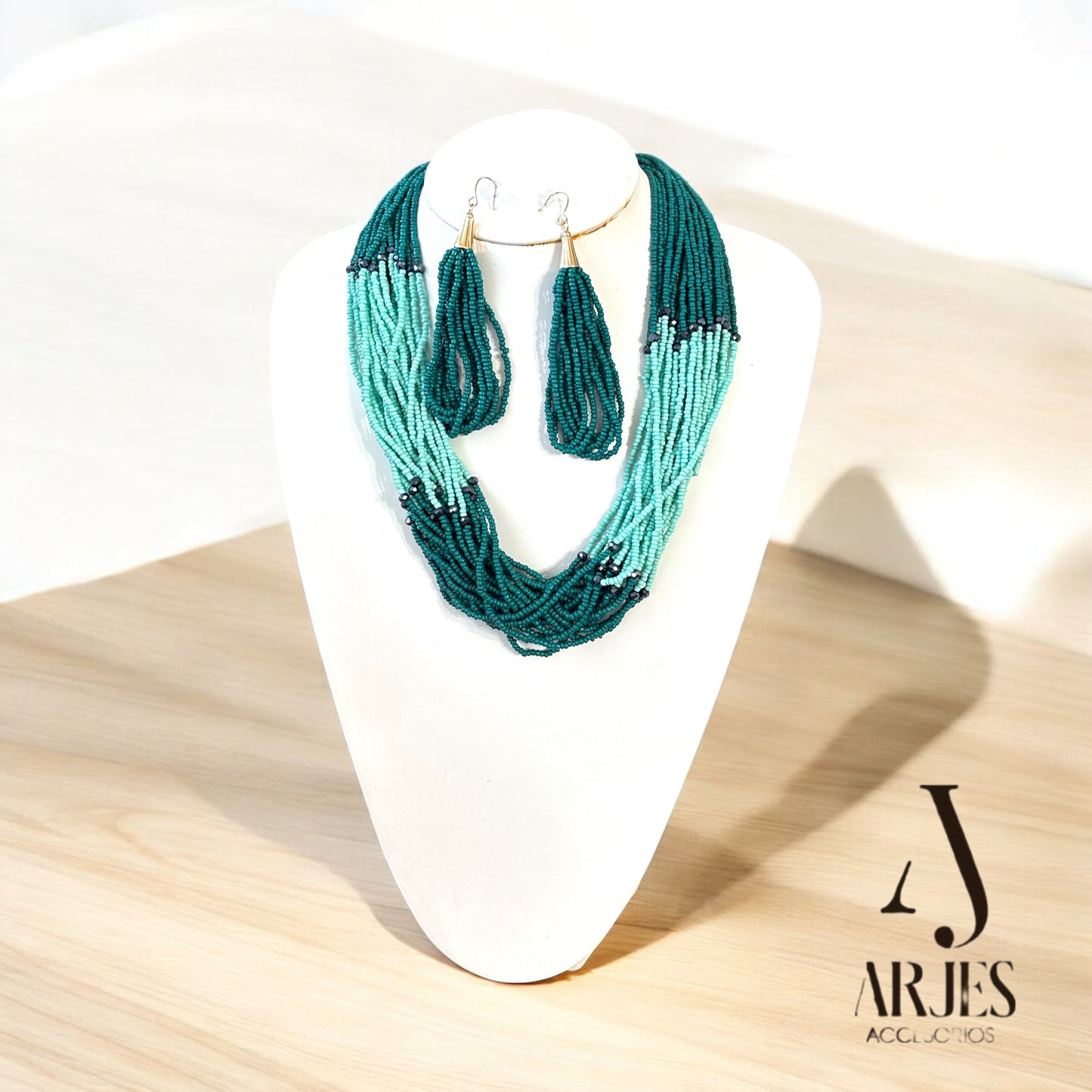 Set Sahara – Collar y Aretes en Cuentas Multicapas Hecho a Mano