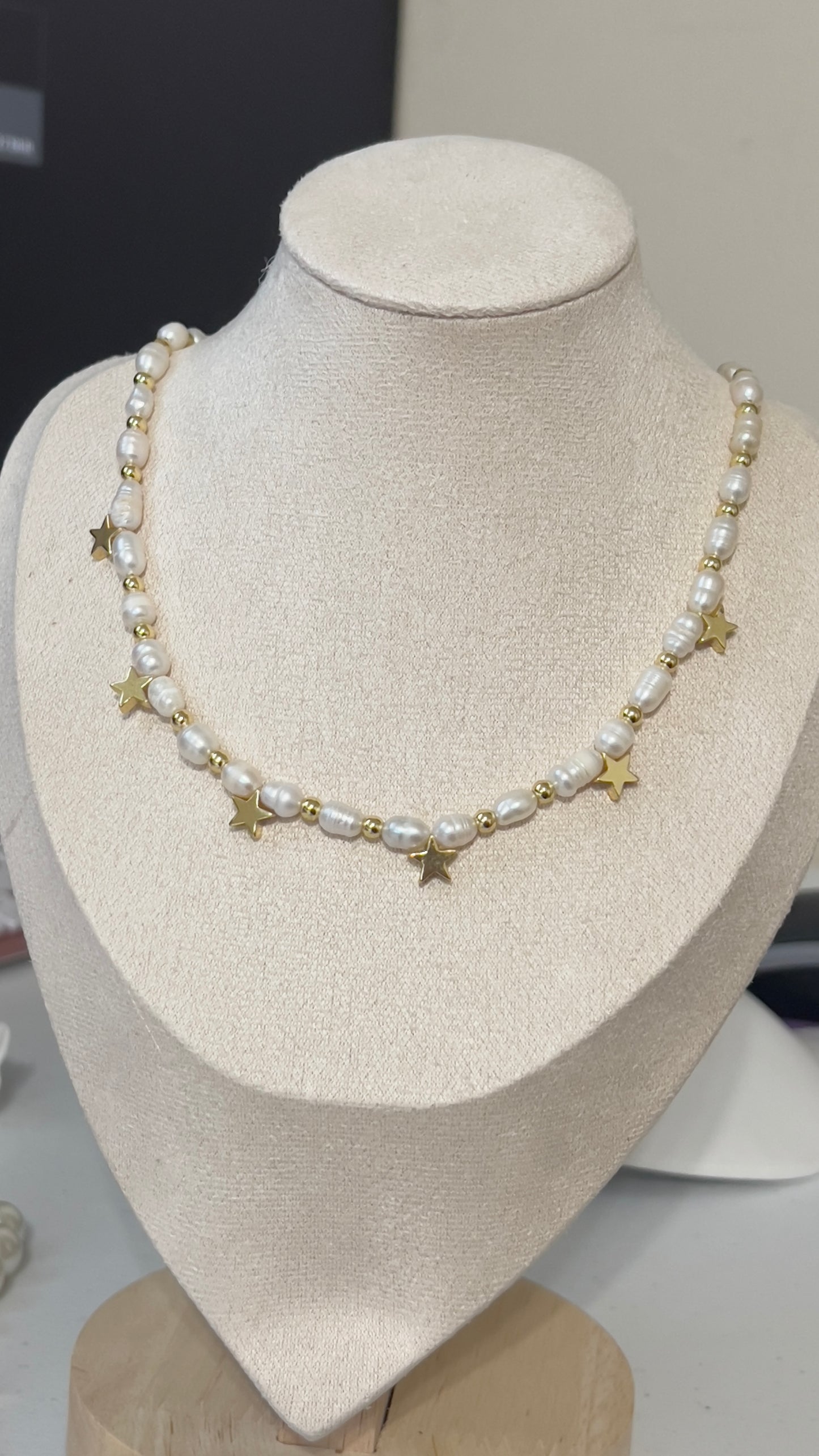 Cadena tipo collar Perlas con balin y multidijes de estrellas