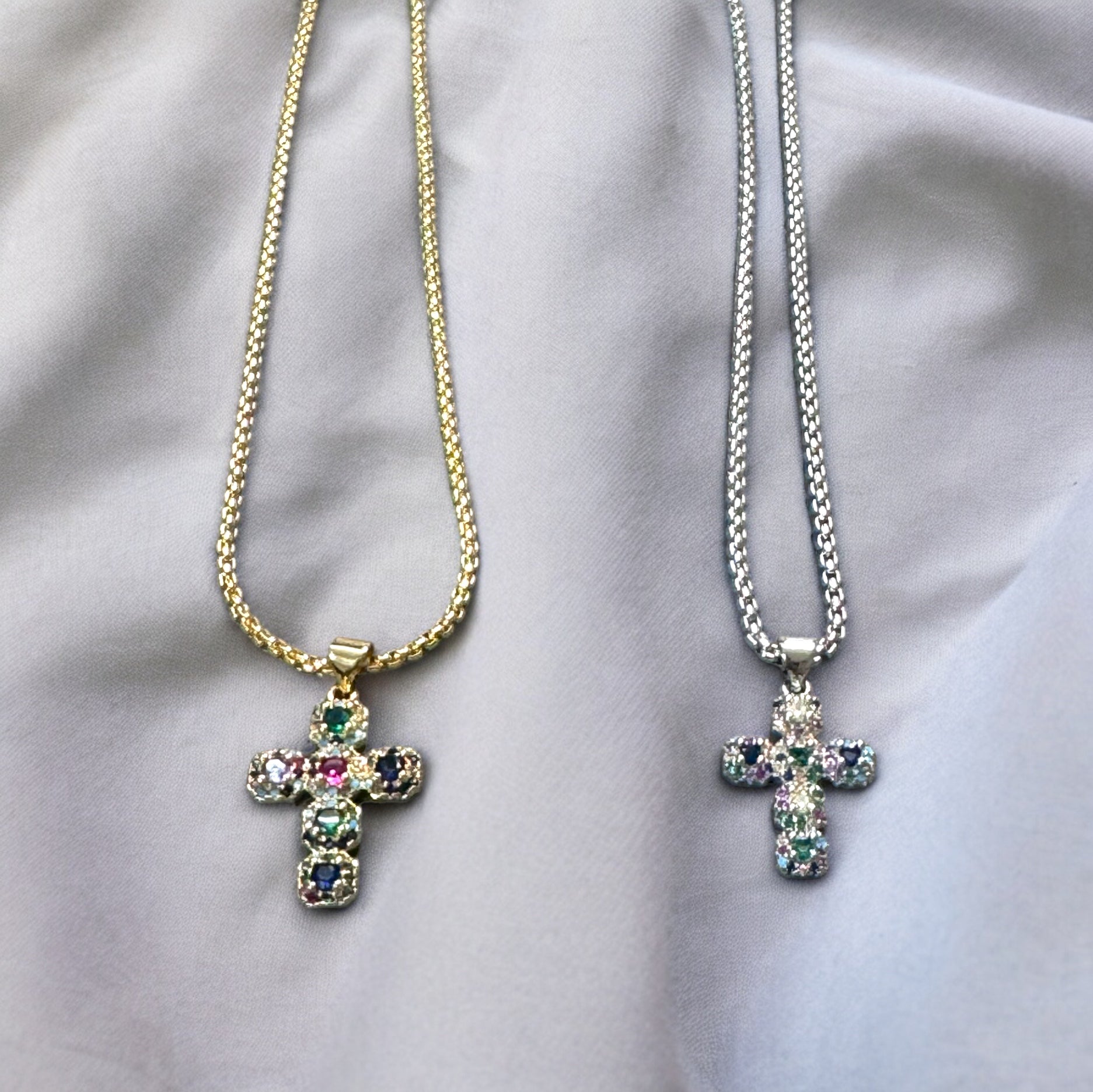 Cadena eslabon box con cruz pequeña piedras de colores