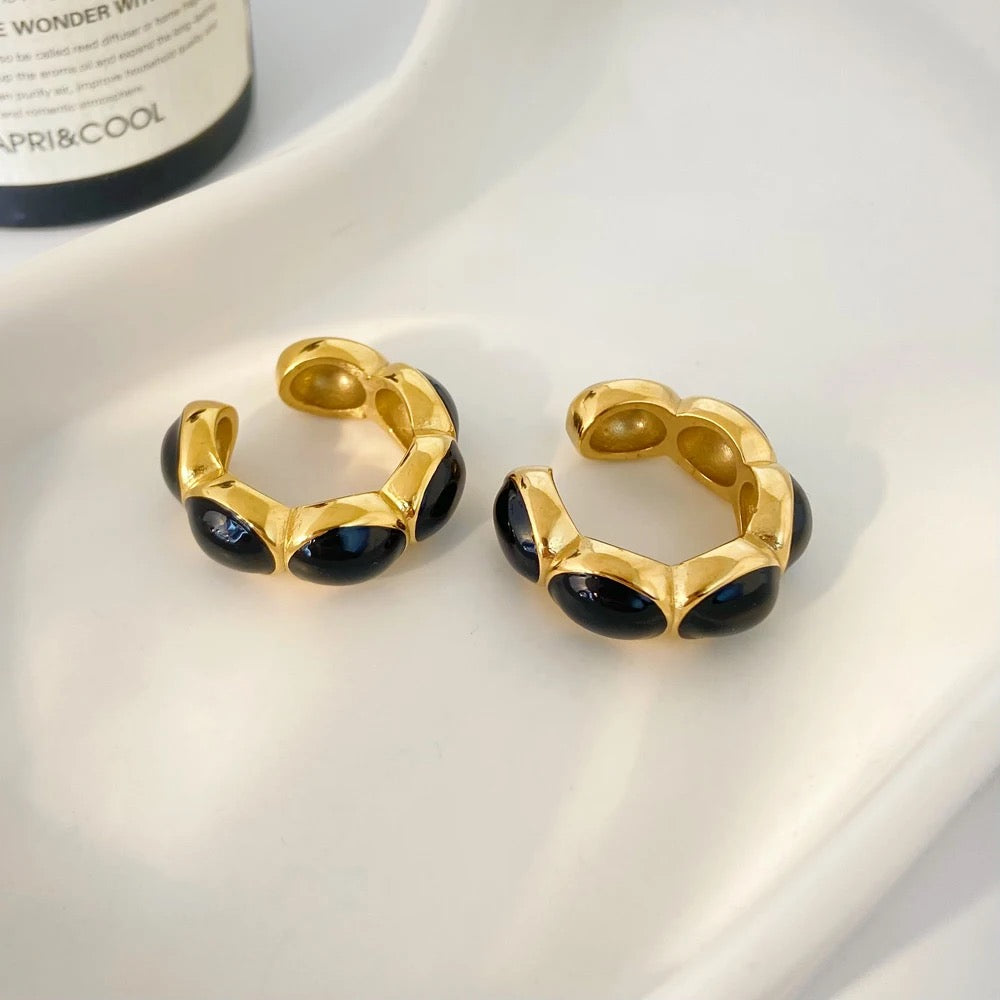 Earcuff de acero esmaltado en blanco y negro