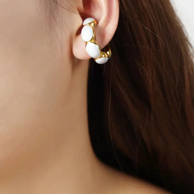 Earcuff Acero color blanco y negro esmaltado