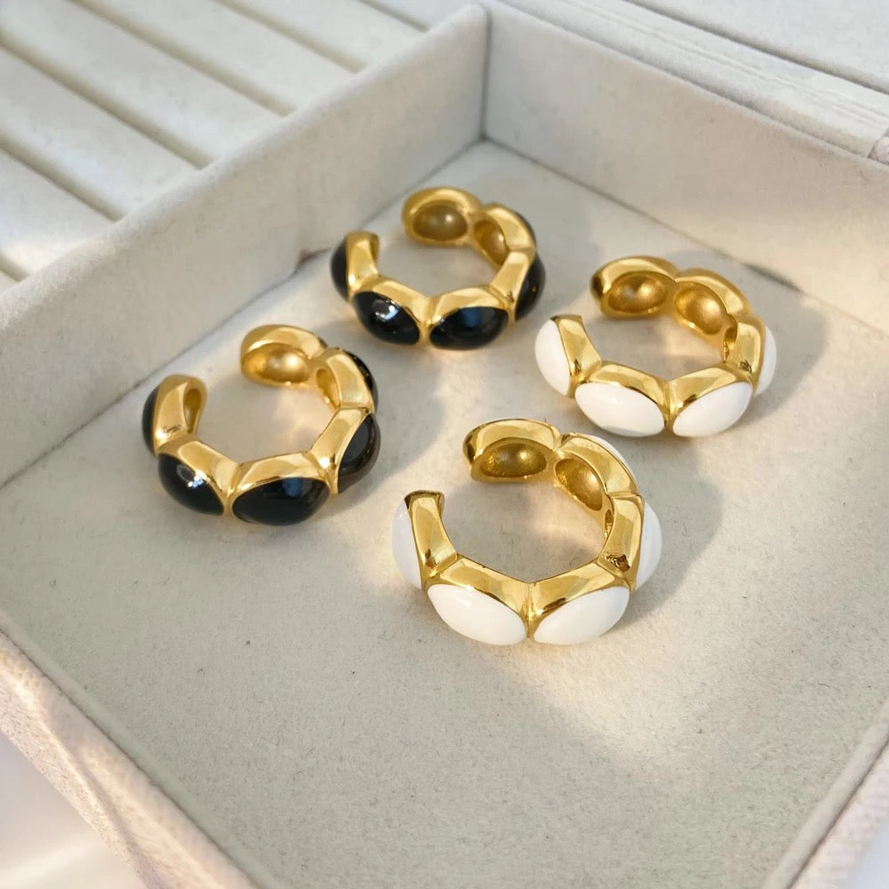 Earcuff de acero esmaltado en blanco y negro