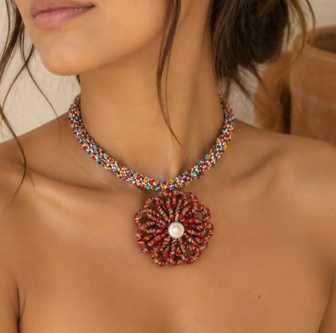 Collar Flor de Seda – Hecho a Mano en Colombia