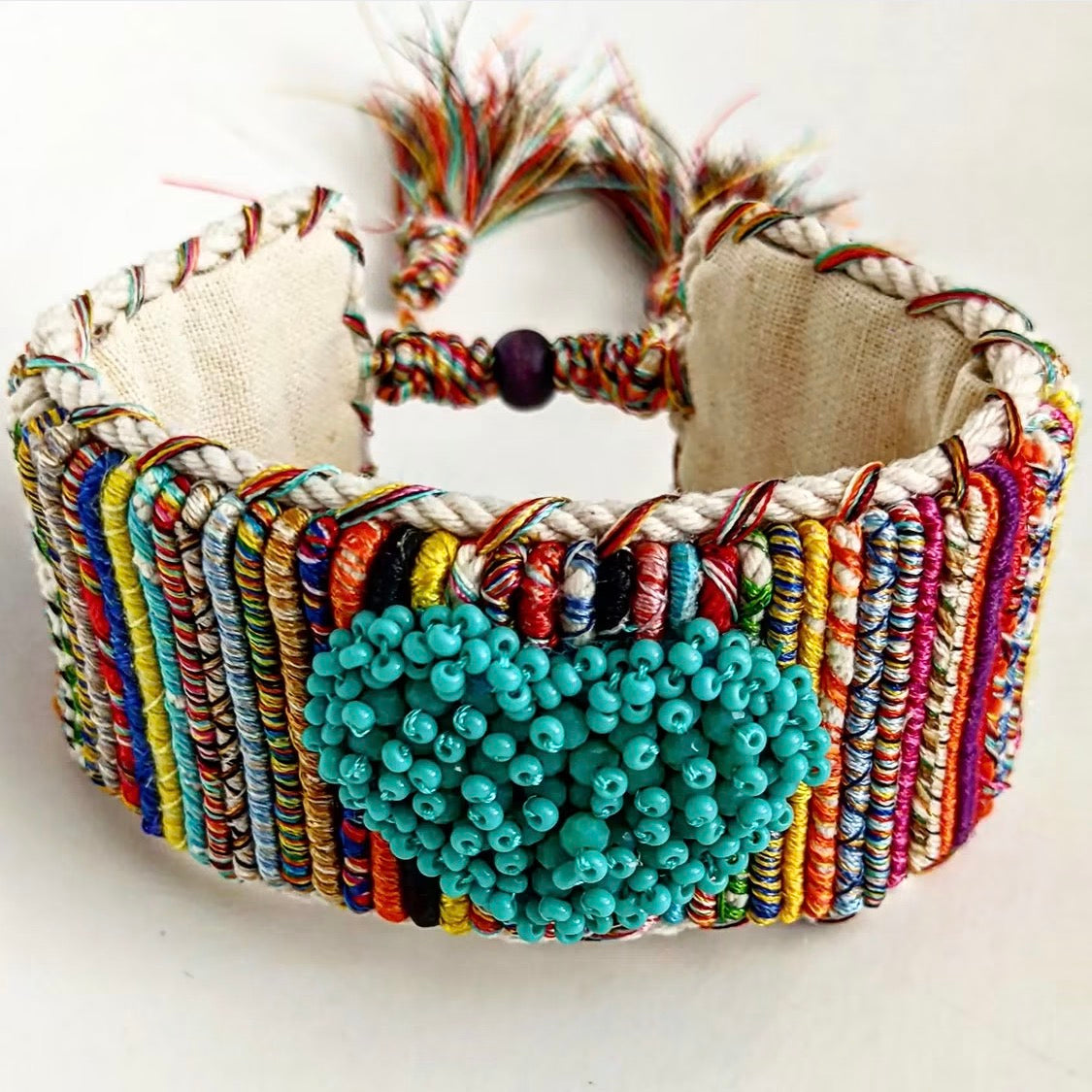 Brazalete Artesanal Corazón Turquesa – Hecho a Mano en Colombia