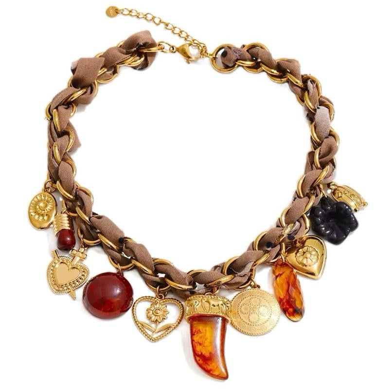 Collar Encanto Boho Dorado with Braided Leather and Gold Charms for Stylish Accessory