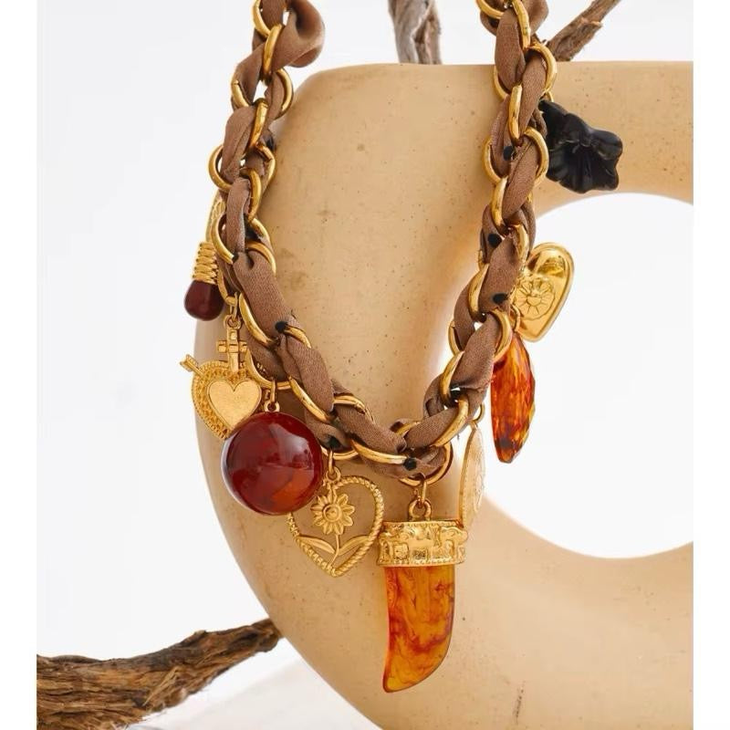 Collar Encanto Boho Dorado with Braided Leather and Gold Charms for Stylish Accessory