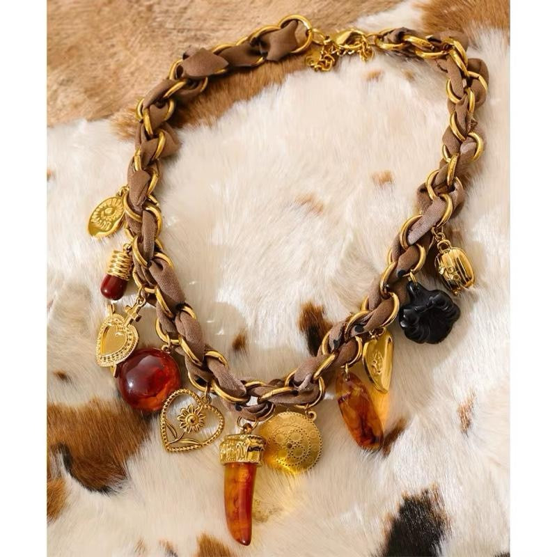 Collar Encanto Boho Dorado with Braided Leather and Gold Charms for Stylish Accessory