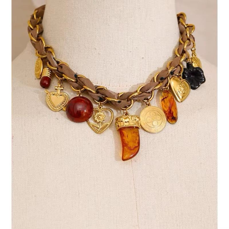 Collar Encanto Boho Dorado with Braided Leather and Gold Charms for Stylish Accessory