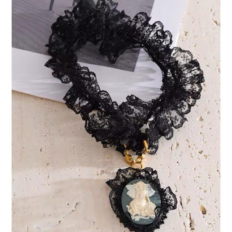 Choker Encaje Noir con Camafeo Vintage Black Lace Necklace with Vintage Cameo Pendant
