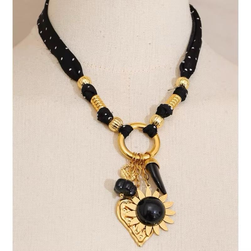 Collar Noir Mystique with Gold Accents and Polka Dot Design for Stylish Accessory
