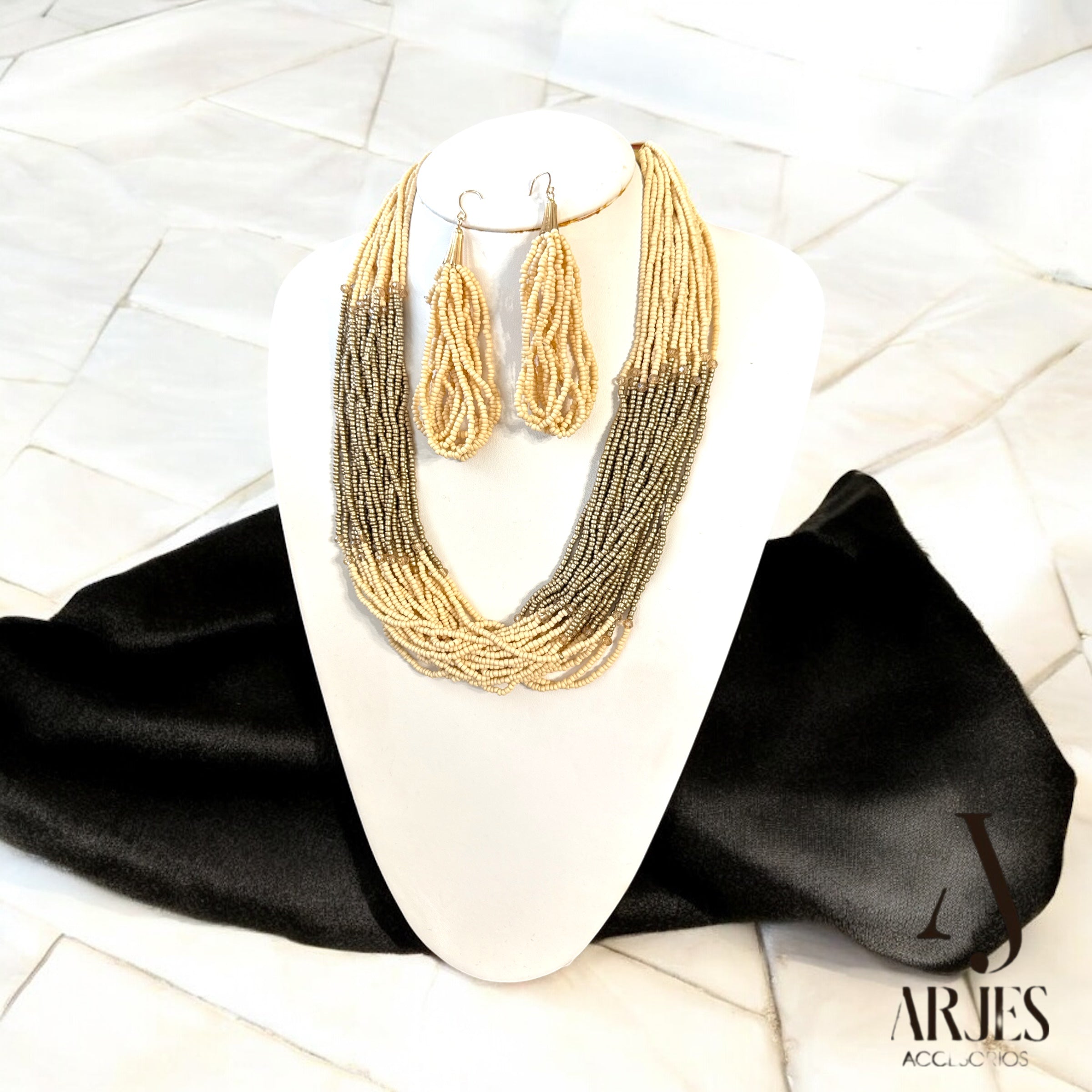 Set Sahara – Collar y Aretes en Cuentas Multicapas Hecho a Mano